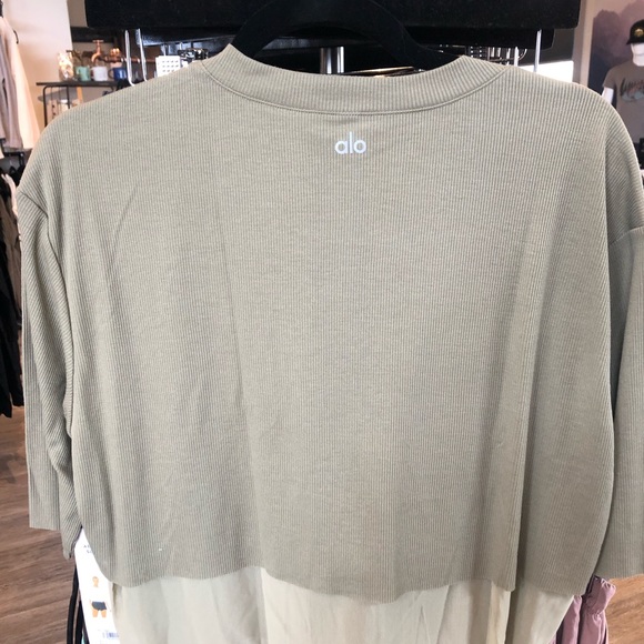 ALO abyss short sleeve top sage green - Picture 2 of 6